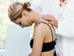 lekarz bada szyję pod kątem osteochondrozy