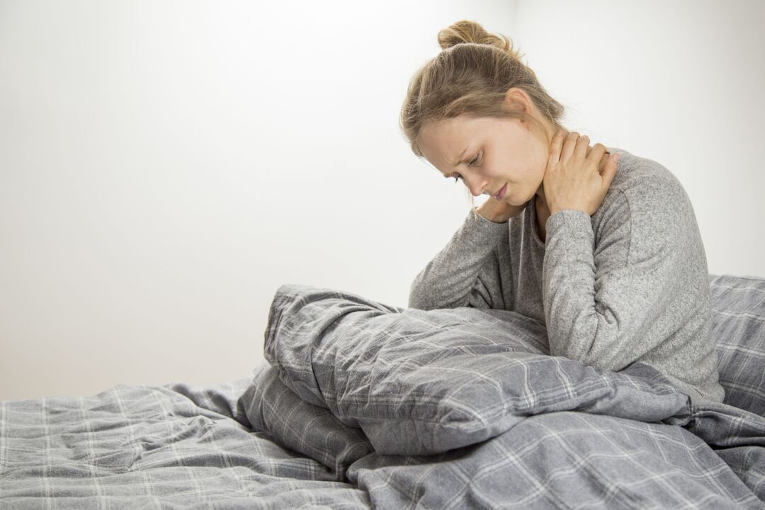 Kobieta z objawami osteochondrozy szyjnej